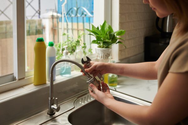 Comment réparer un robinet défectueux ? Solutions de plomberie à domicile